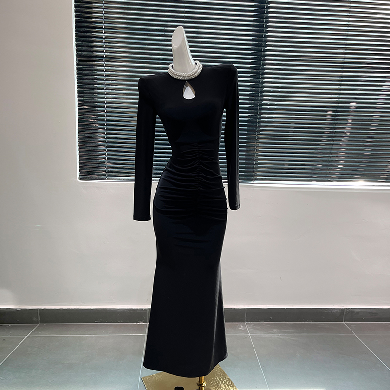 黑色重工钉珠鱼尾连衣裙