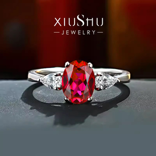 1.5ct鸽血红满火彩培育红宝石925银戒指三石款 镶嵌925银镀金日常