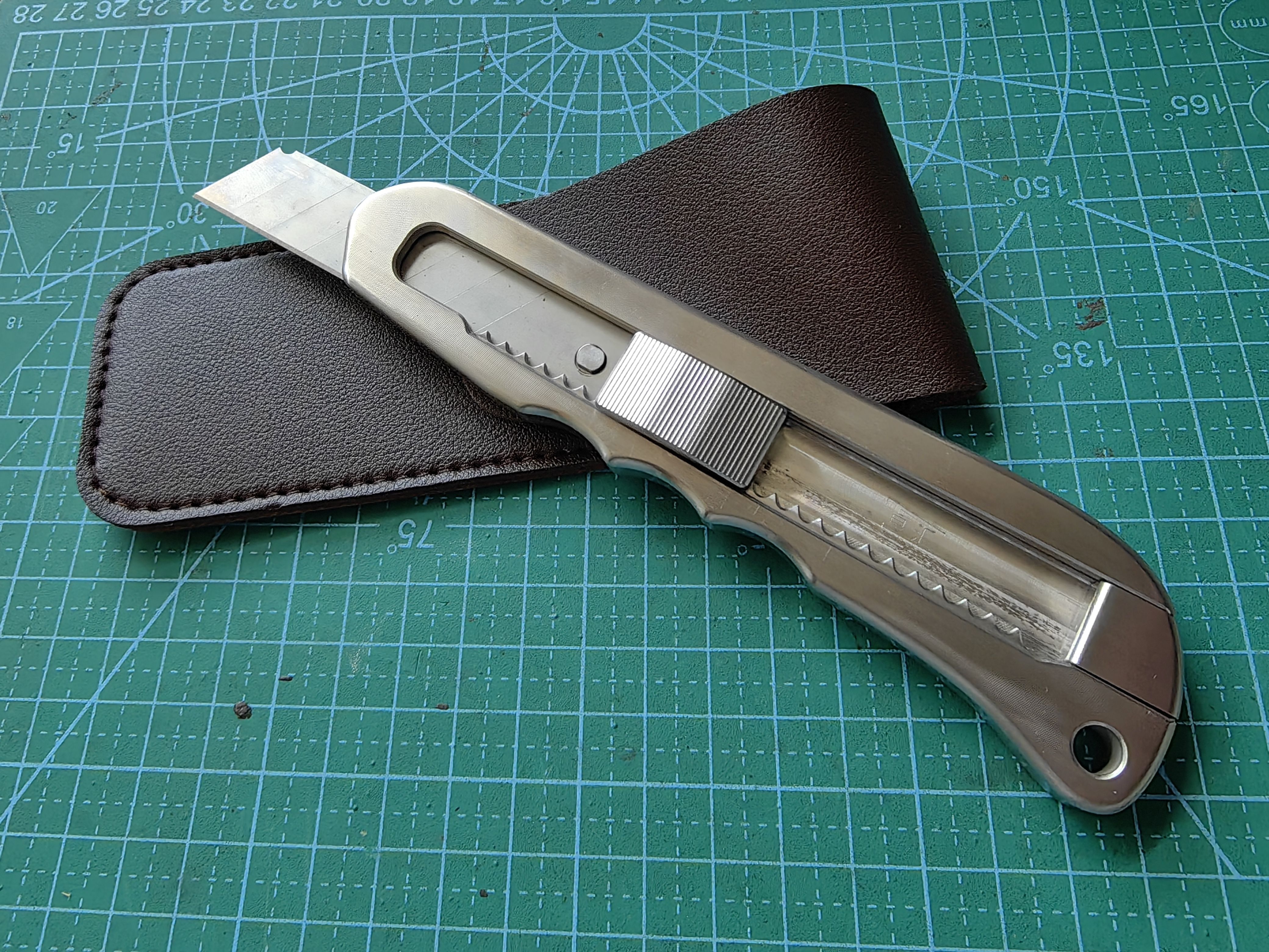 一体成型新款刀刃防护超薄推钮自动锁定不锈钢美工刀重型壁纸刀