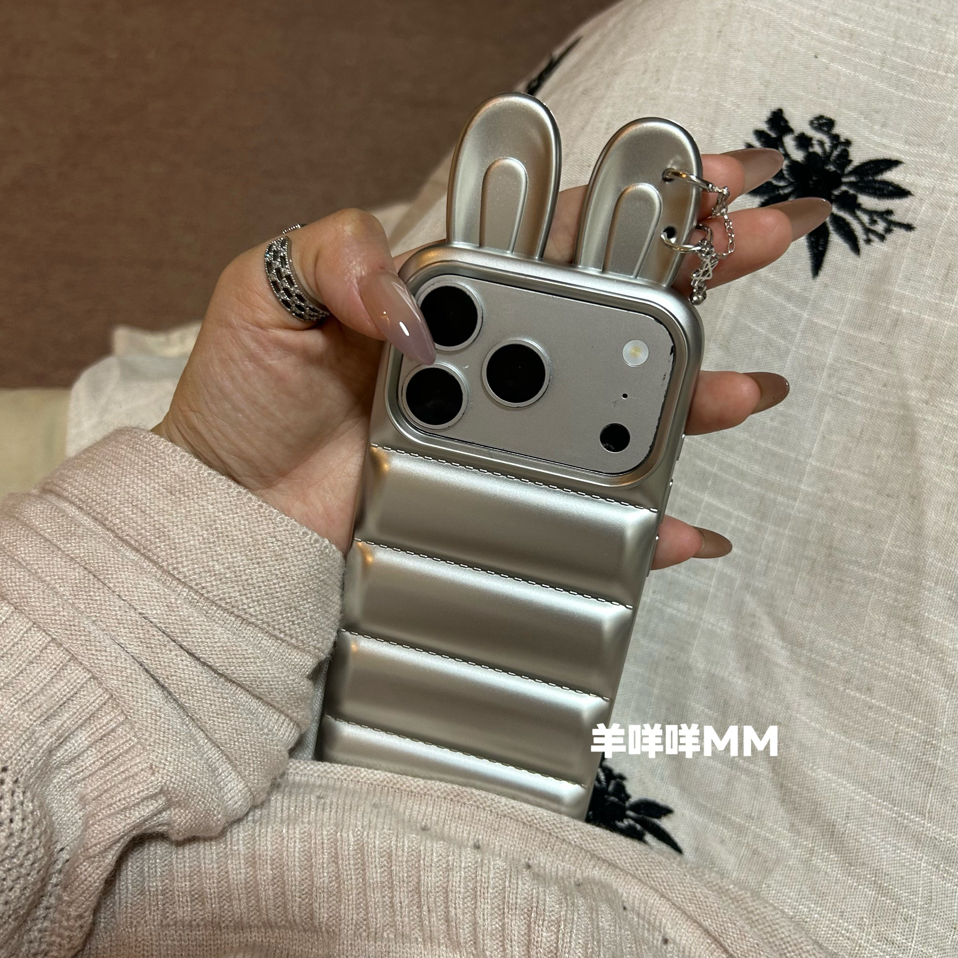羊咩咩MM小众创意新款17ProMax兔耳朵手机壳适用iPhone13/14猫耳朵可爱链条15Pro女17软防摔16Pro保护套