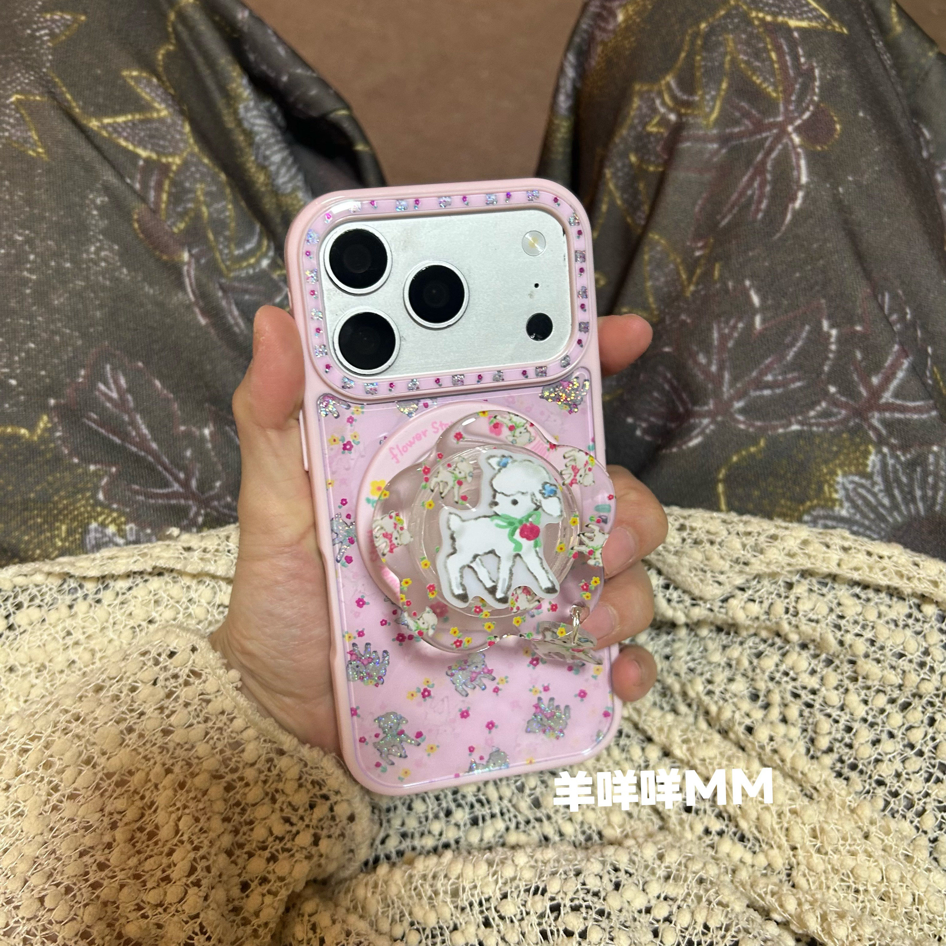 羊咩咩MM早春韩系17ProMax闪粉碎花小羊磁吸支架手机壳适用iPhone16Pro女15可爱17Pro全包17软保护套