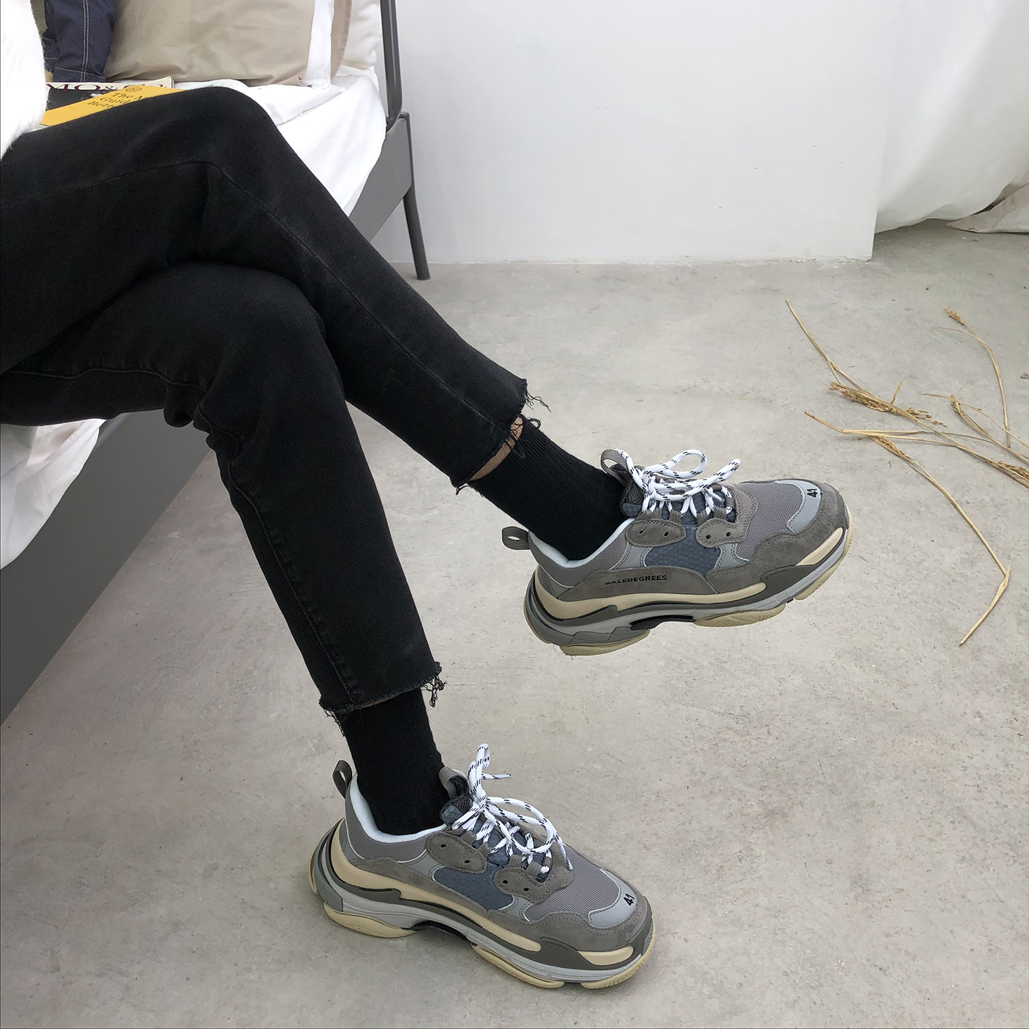 简约灰色显瘦百搭休闲牛仔裤