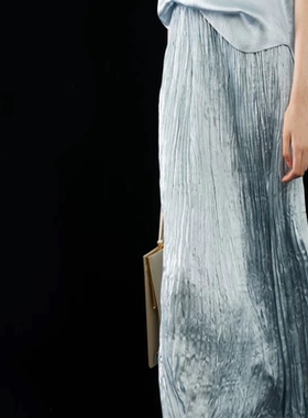 日本ear*th地球家淡蓝色缎面褶皱松紧腰半身裙有衬F66-88/93