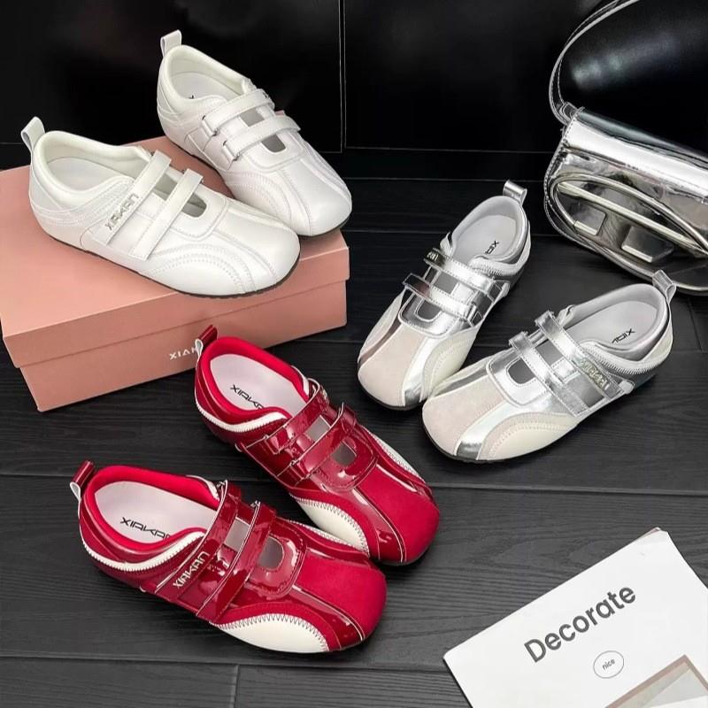 2025新款法式小众软底气质圆头魔术贴双排扣带玛丽珍鞋女红色德训