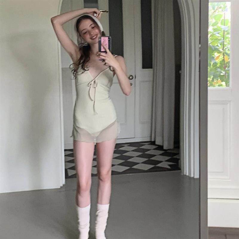 2026韩版ins风清新吊带v领裙网纱遮肚显瘦高级感连体游泳衣女