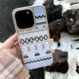 花椰子冬日企鹅毛衣费尔岛北欧电镀银边手机软壳适用于iPhone16Pro苹果15promax软包防摔14/13奶蓝色