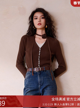 曼诺比菲商场同款2025秋季双层V领撞色假两件套头毛衣MGCM141030