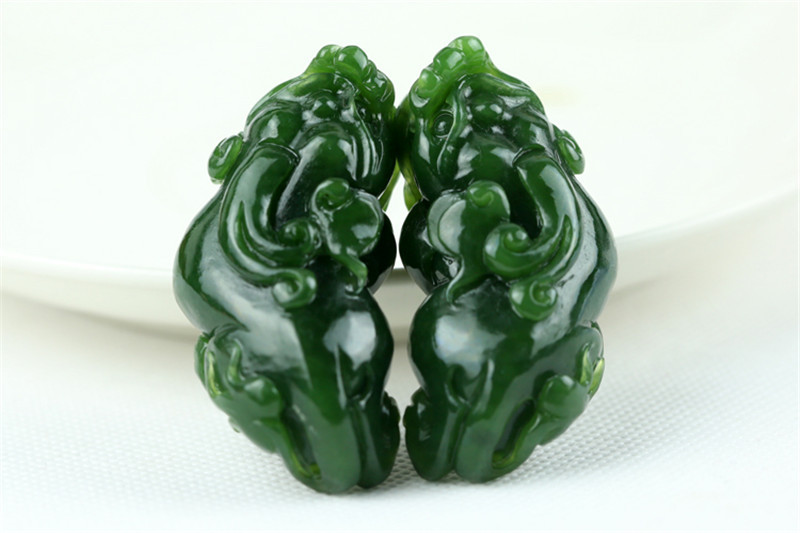 新疆和田玉菠菜绿保真吊坠送证书