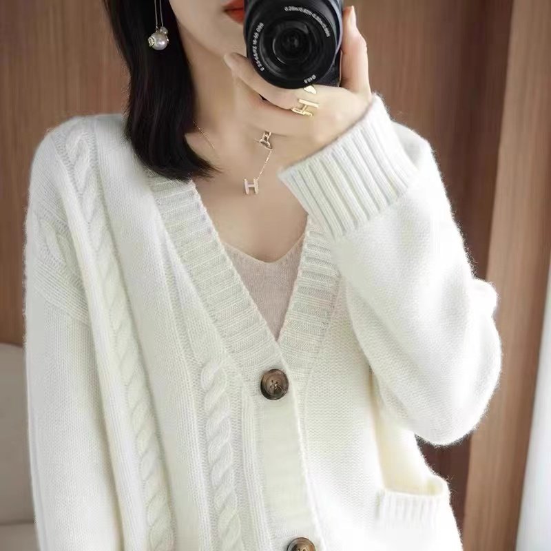 羊范欧货新款100%羊毛针织开衫女宽松麻花V领带兜毛衣慵懒风外套