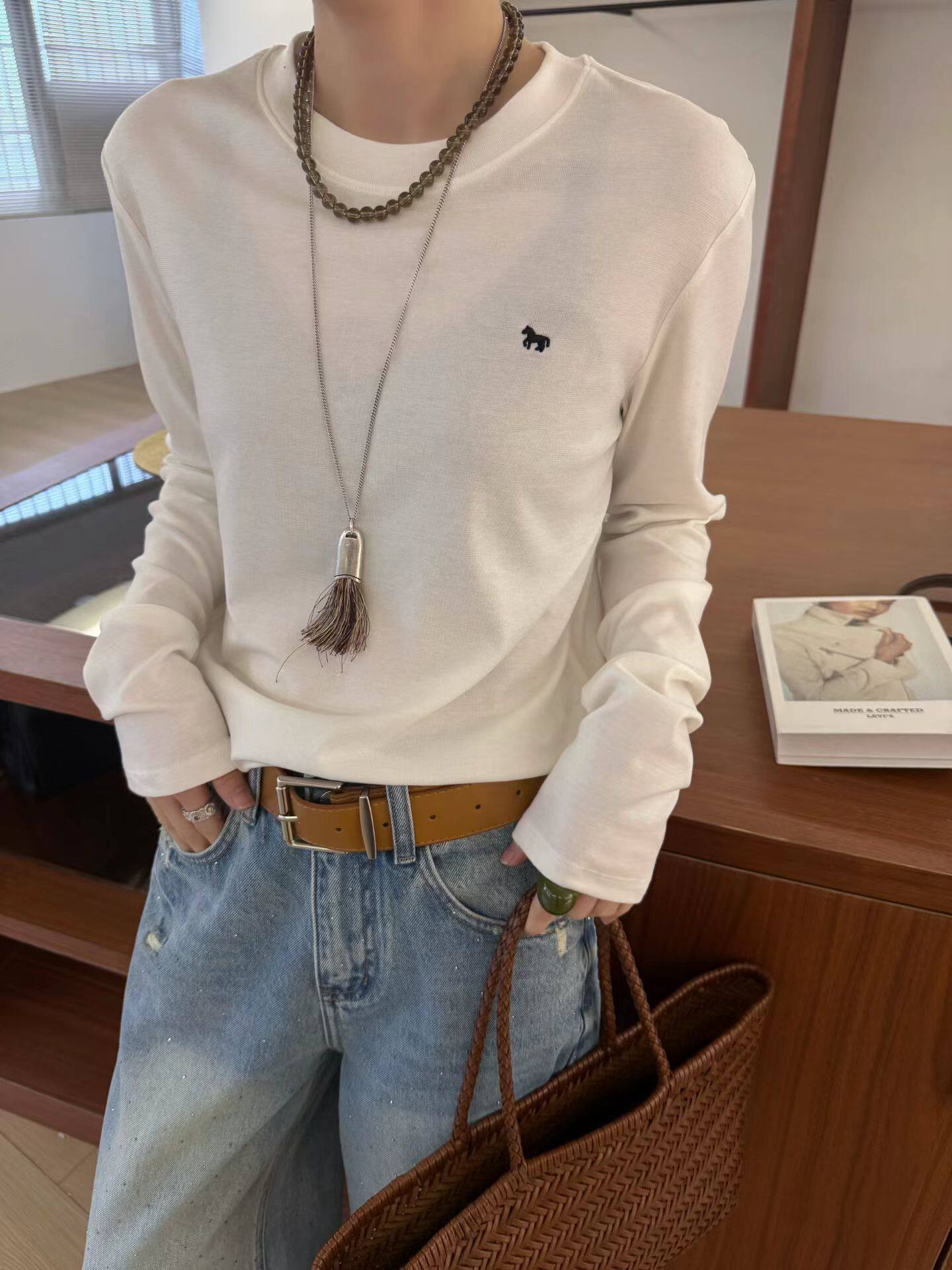 胸前刺绣小马圆领白色长袖T恤女欧洲站2026春款女装洋气上衣打底