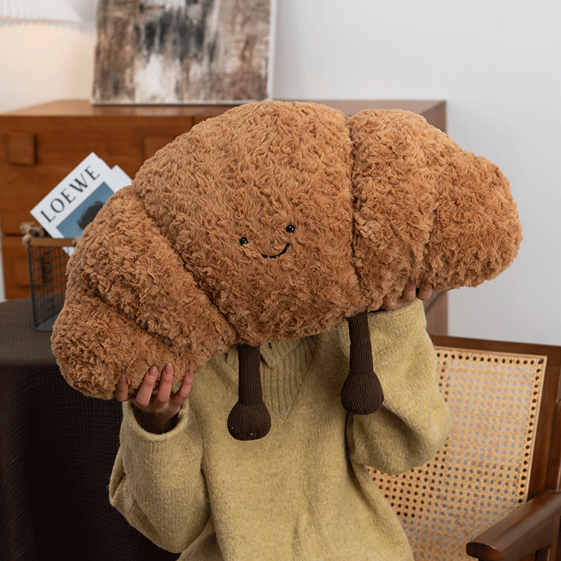 可爱卡通毛绒牛角包异形抱枕护腰