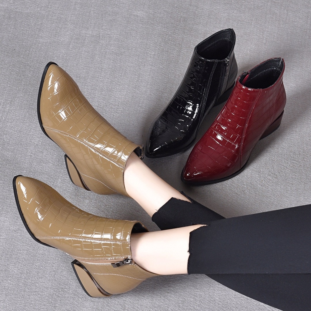 2024年秋冬新款尖头漆皮短靴女粗跟软皮单靴英伦风低跟马丁靴加绒