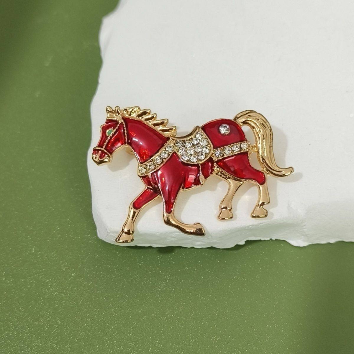 奢华复古骏马款滴油红马镶钻胸针男女时尚西装礼服高级感百搭配饰,饰品/流行首饰/时尚饰品新,胸针,淘宝优惠券,粉丝福利购,淘宝优惠卷