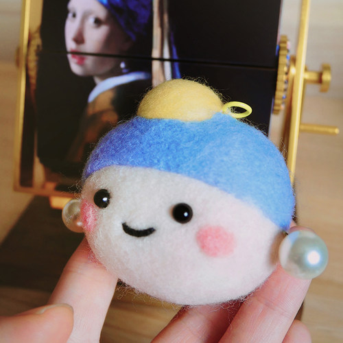 数绵羊羊毛毡戳戳乐戴珍珠耳环的