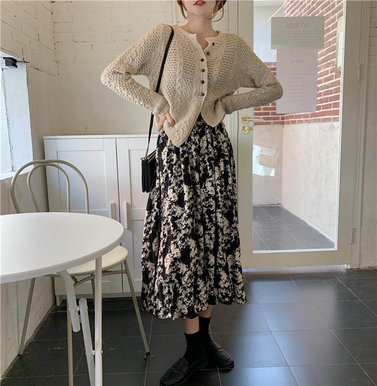 Real price ~ loose and versatile single breasted T-shirt + floral skirt 3602