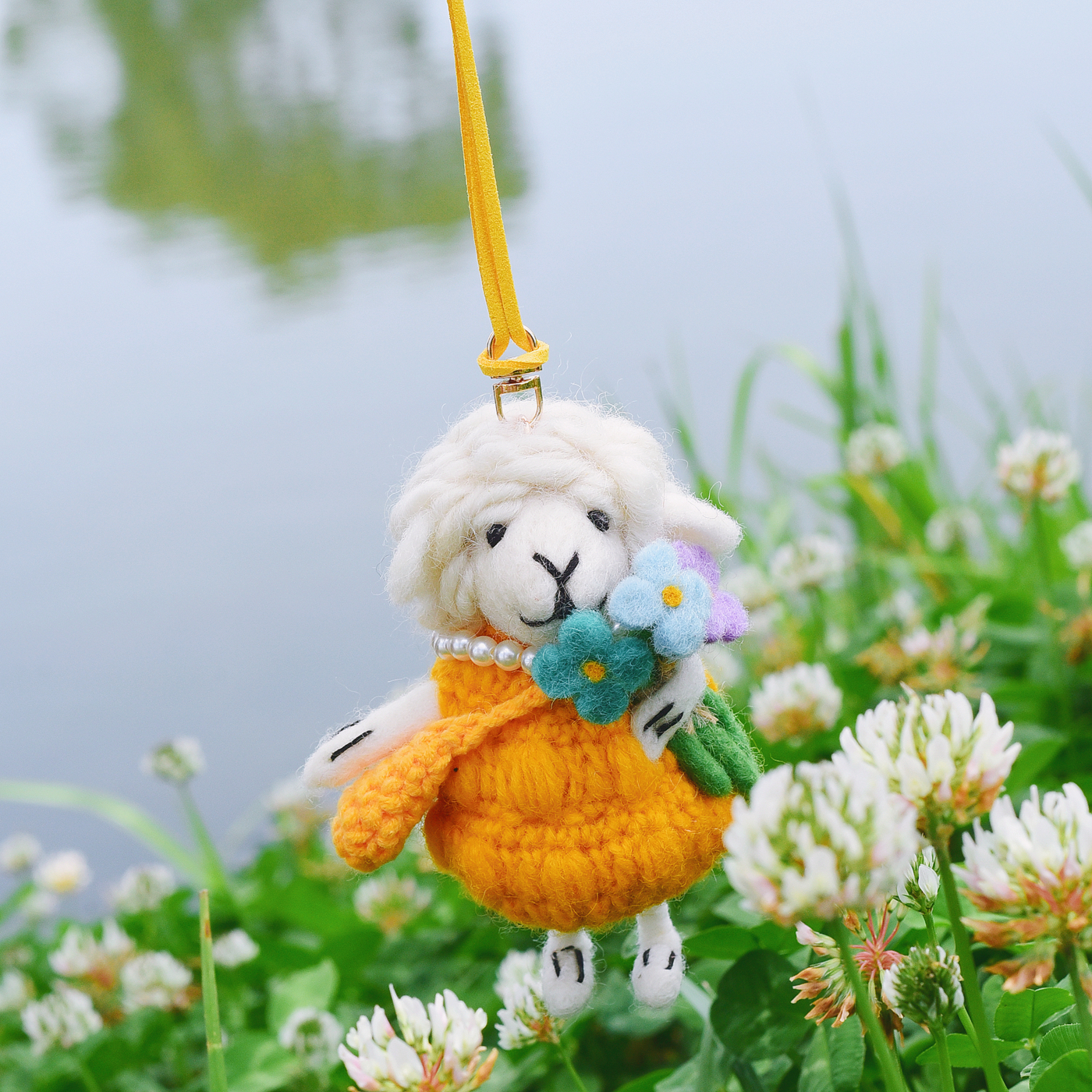 进口精致抱花羊挂件彩色包挂女生书包挂饰小众绵羊钥匙扣车挂黄色