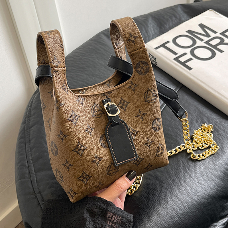 小众手提菜篮子包包女2025新款时尚通勤水桶包冬季百搭单肩斜挎包