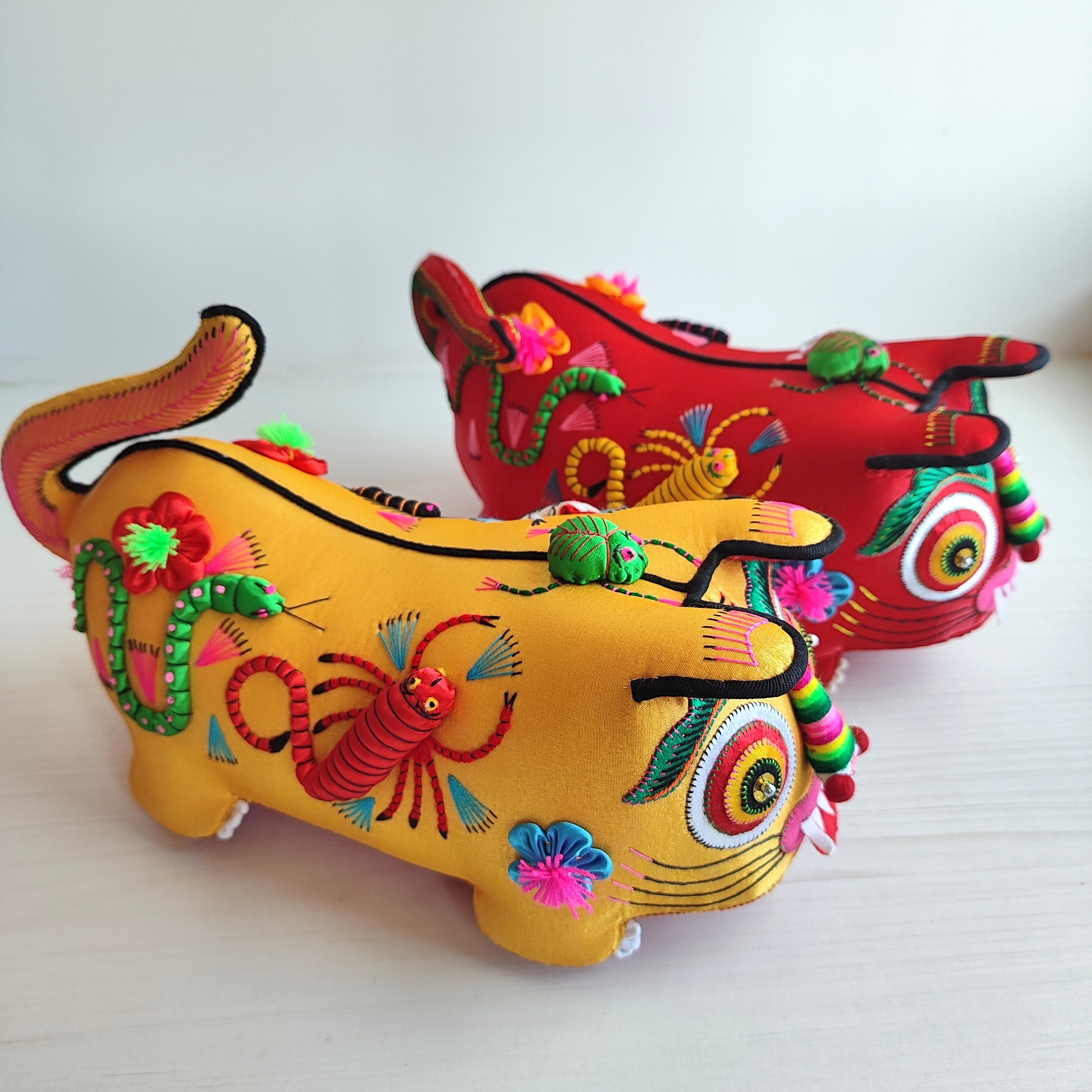 纯手工刺绣布老虎宝宝玩偶满月布玩具虎王庆阳香包民间手工艺品