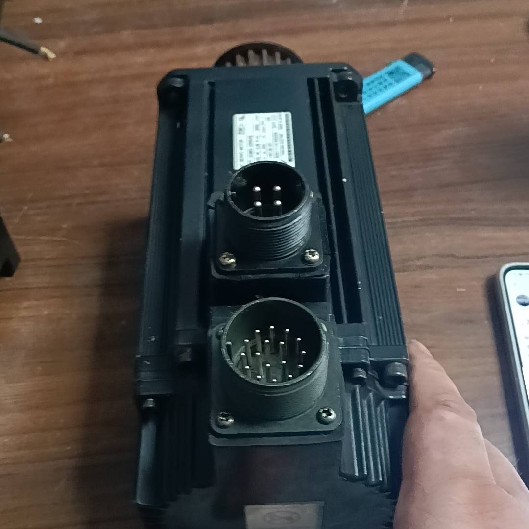 议价安川2000瓦伺服电机型号S-20W6AB现货一台成