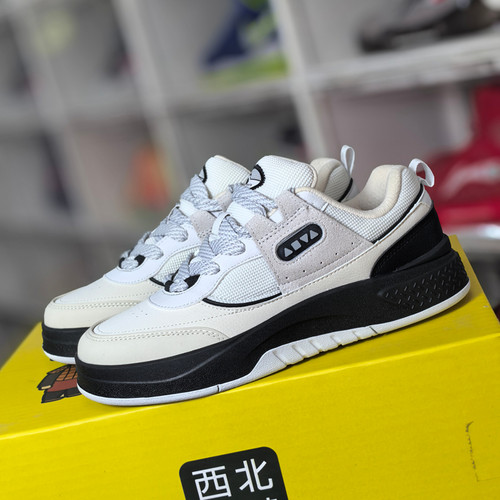 安踏男子运动生活系列秋冬款休闲运动板鞋112438041-1