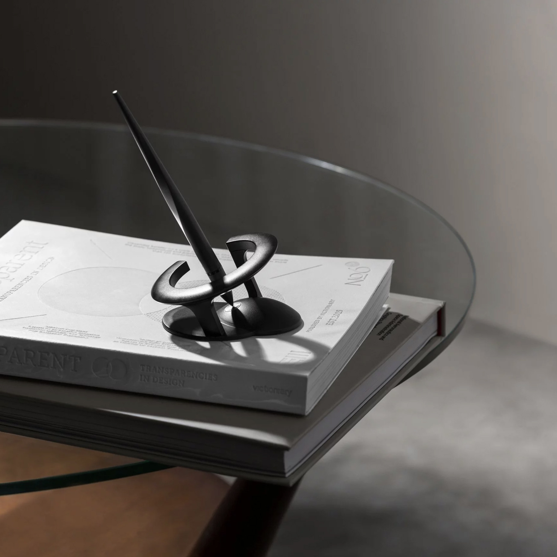 novium星际金属航太铝笔杆倾斜漂浮自立笔锌合金底座地球重力设计