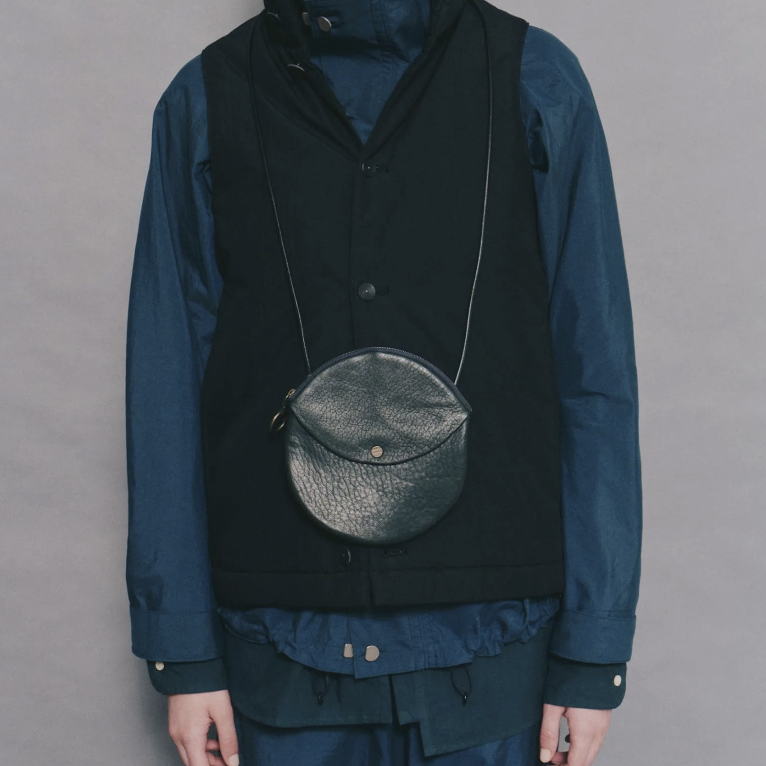 日本Postalco 满月包鹅卵石鹿皮圆形肩包胸包挎包随身包手拿包