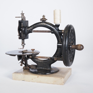 功能正常小型WANZER 1867年铸铁手摇缝纫机异形机圆形馆藏老物件
