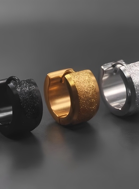 日韩国潮人嘻哈街舞钛钢磨砂耳钉男时尚黑色宽耳扣耳环单只防过敏