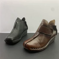 Осенние кожаные модные этнические короткие сапоги на танкетке, тренд сезона, в корейском стиле, круглый носок, этнический стиль, удобны для женщин в возрасте