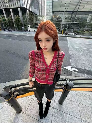 樊樊「Jennie野莓」Jennie中古香针织系 小香彩条+树莓粉开衫