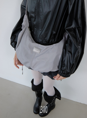 LE AMO｜原创'STRING HOBO'新款尼龙抽绳褶皱灰色牛角流浪饺子包