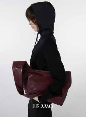LeAMO｜原创“阿尔法”不对称扭曲肩带小众设计慵懒风轻量斜挎包