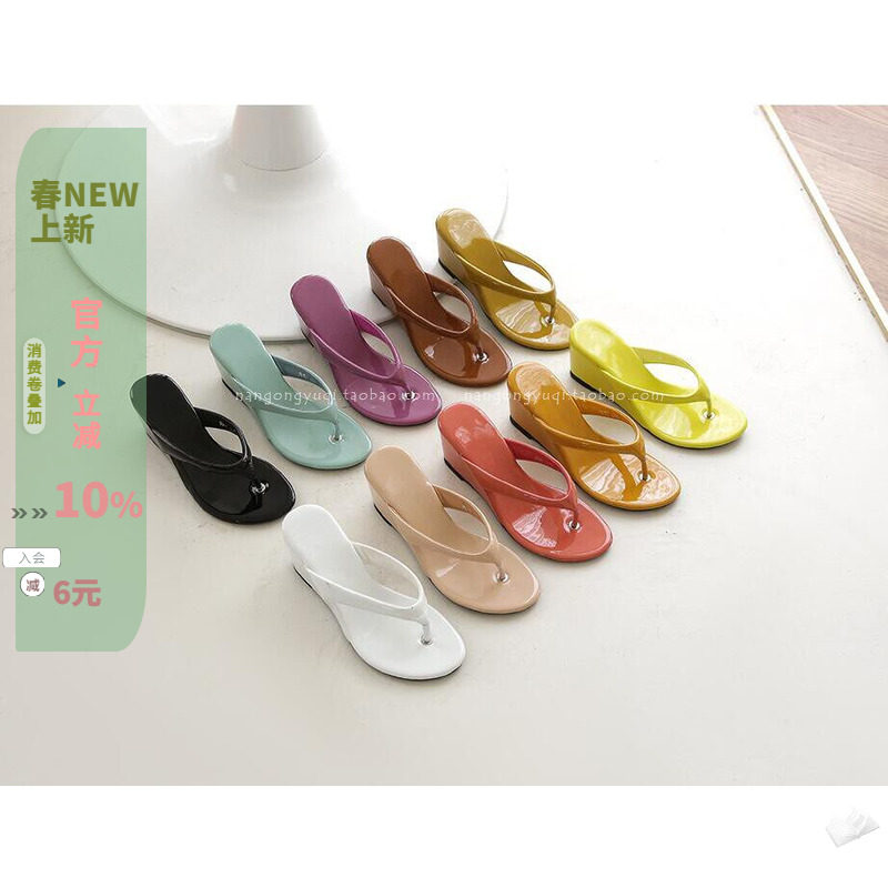 现韩国东大门女鞋2022夏季新款chic简约糖果色漆皮夹趾坡跟人字拖