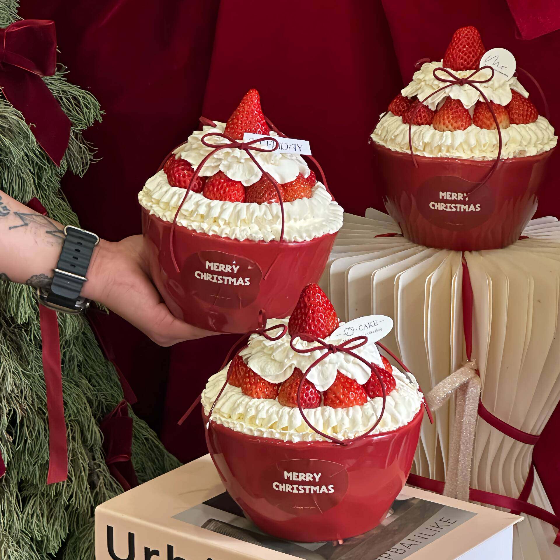 网红圣诞节新年红色草莓碗蛋糕装饰卡通三只小熊陶瓷碗甜品装扮