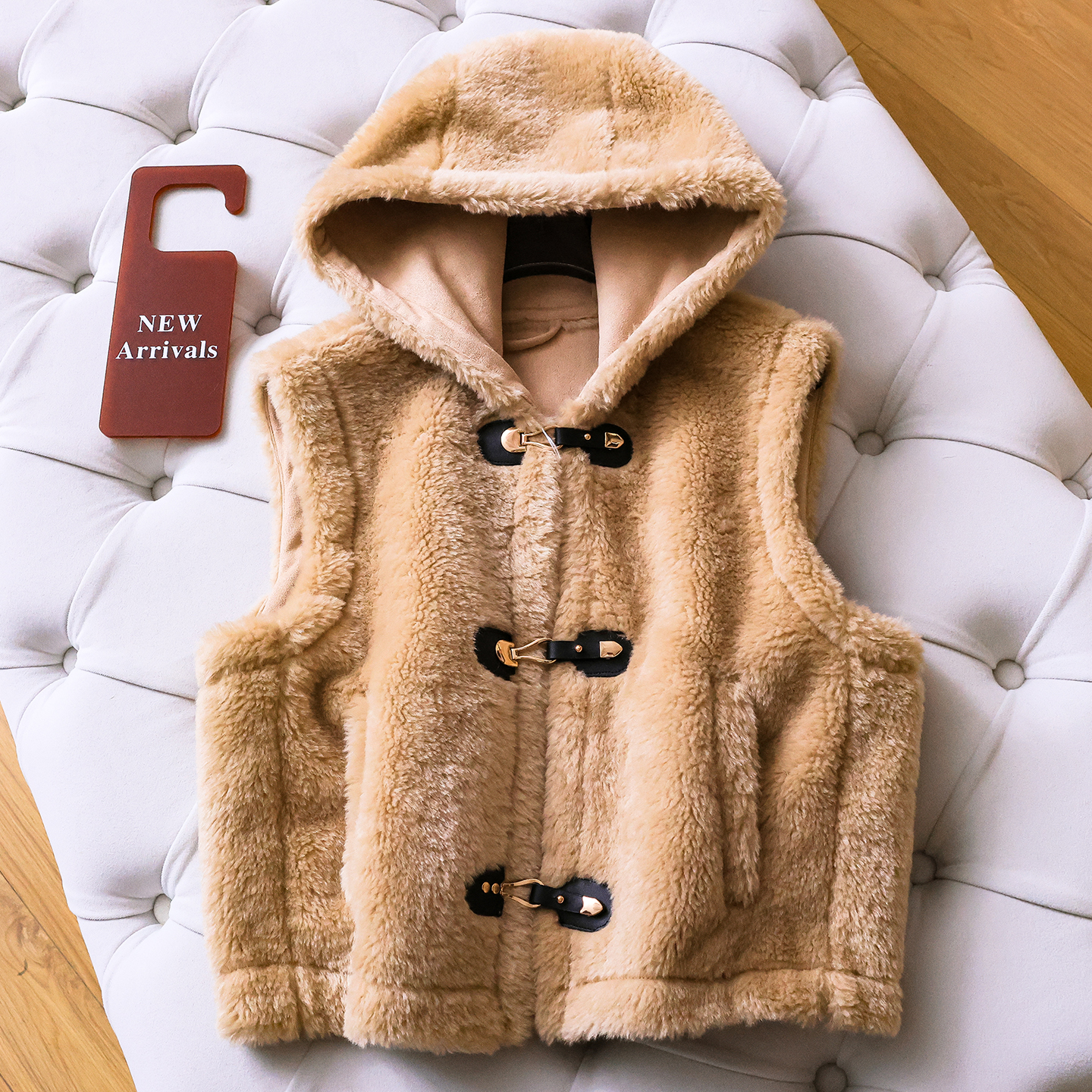 仿羊羔毛绳结扣饰无袖连帽女马夹