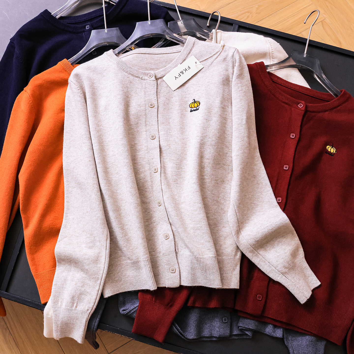 南瓜刺绣圆领宽松显瘦毛衣外套女