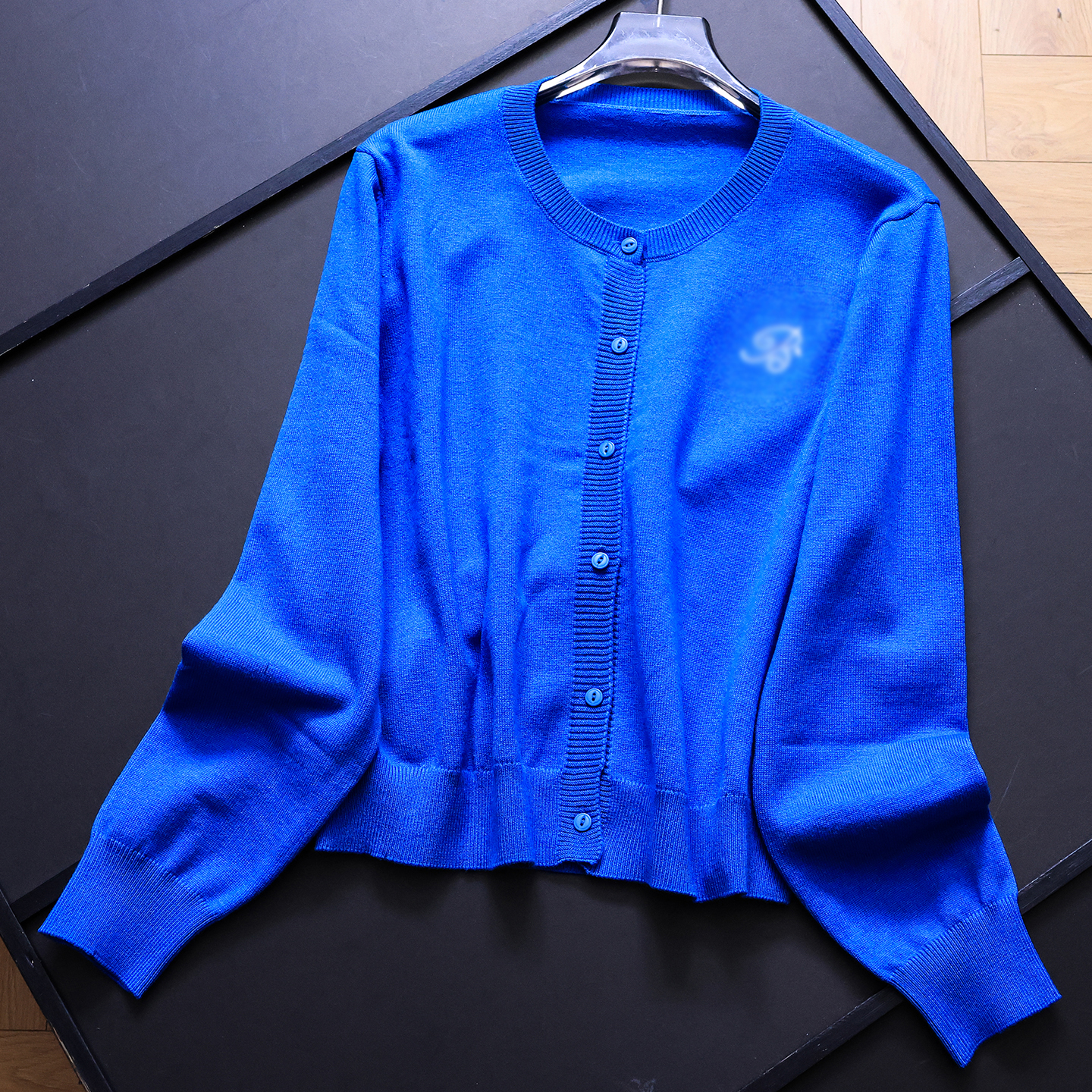 克莱因蓝软糯圆领刺绣针织开衫