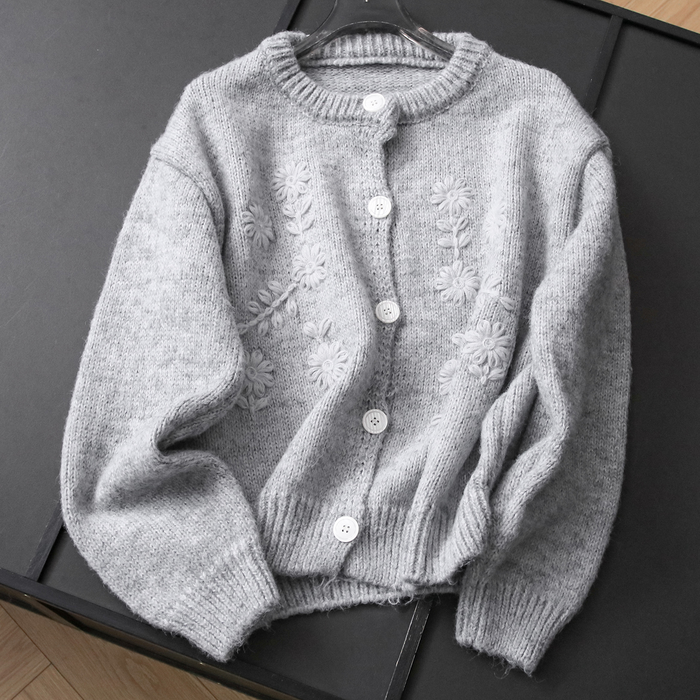 女立体绣花宽松显瘦圆领毛衣外套