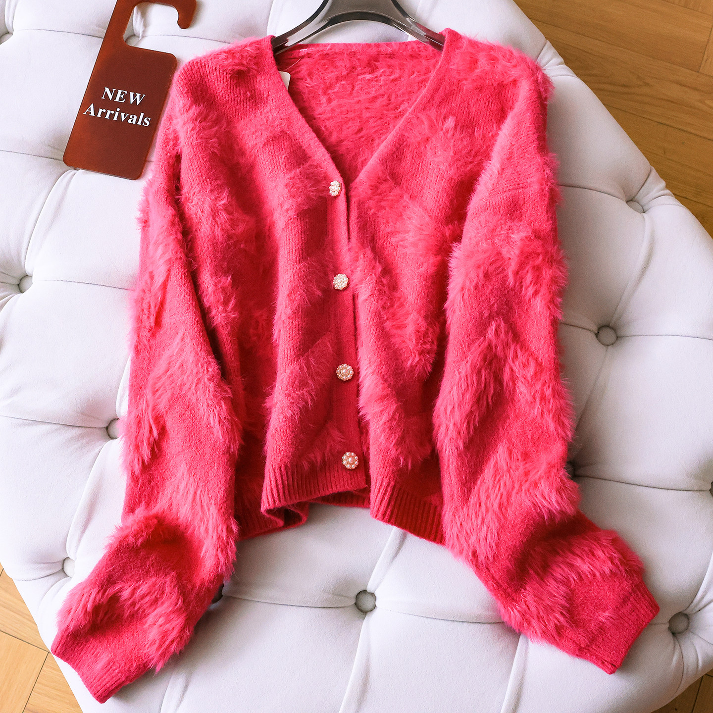 花朵珍珠扣纯色V领毛绒长袖毛衣