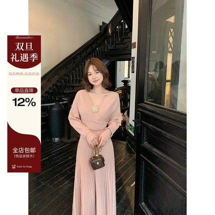 板栗西西【甜布朗尼】秋冬百搭氛围感v领竖纹针织上衣半裙套装