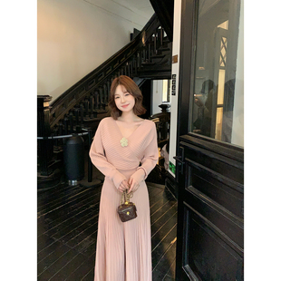 秋冬百搭氛围感v领竖纹针织上衣半裙套装 板栗西西 甜布朗尼