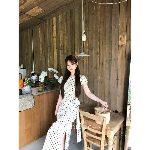 板栗西西【满杯啵脆2】温柔下摆开叉短袖波点背带连衣裙长裙子女