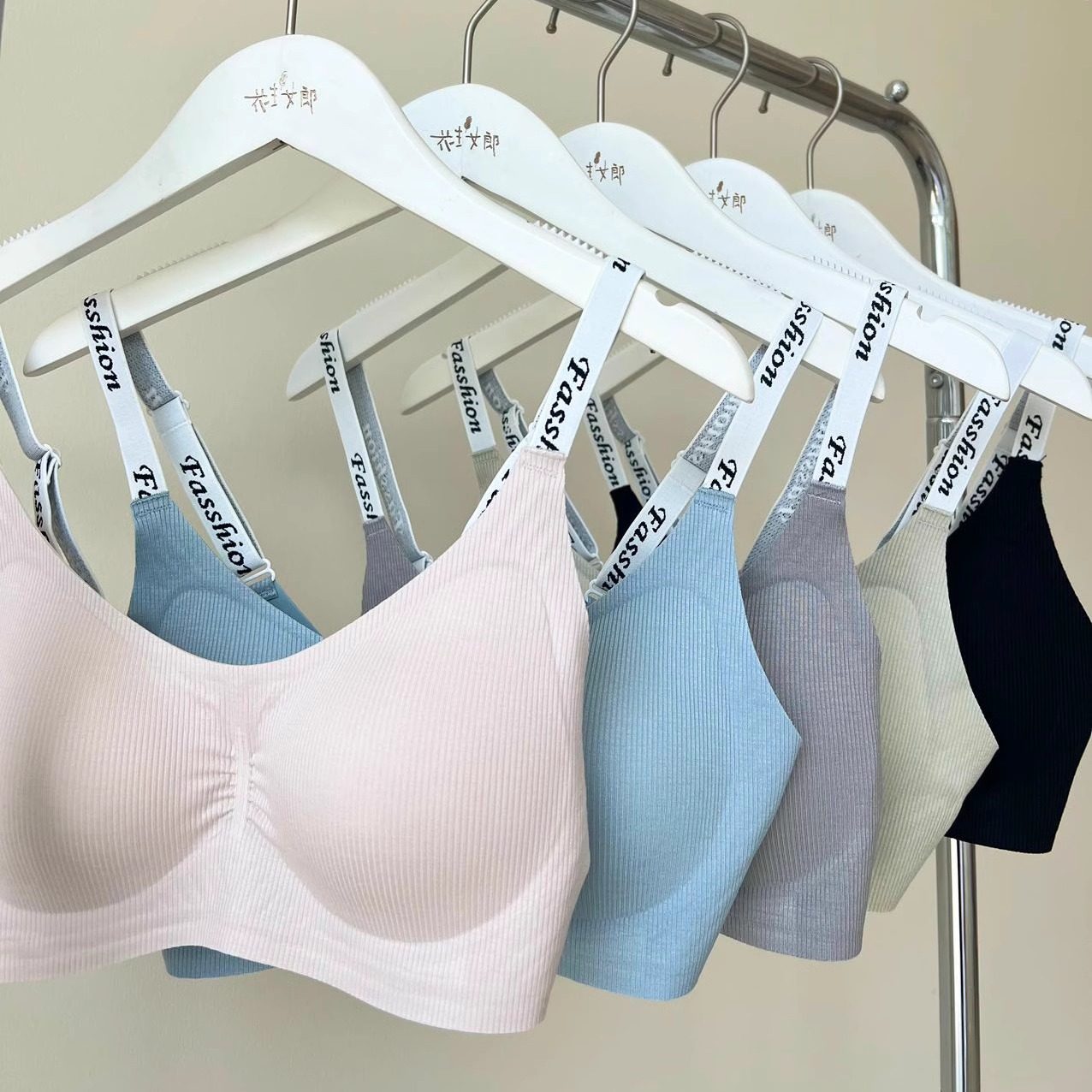 【花生女郎】少女感字母肩带大胸显小聚拢收副乳 无钢圈内衣N015,女士内衣/男士内衣/家居服,文胸,淘宝优惠券,粉丝福利购,淘宝优惠卷