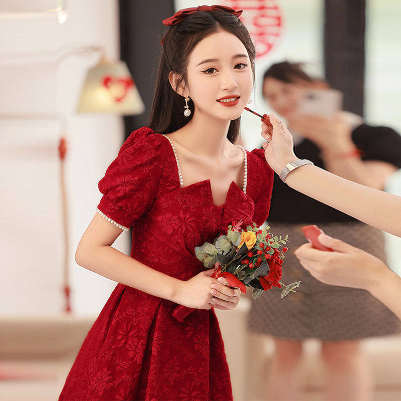 新娘酒红色敬酒服聚会2026新款订婚高端轻奢小众平时可穿礼服裙子