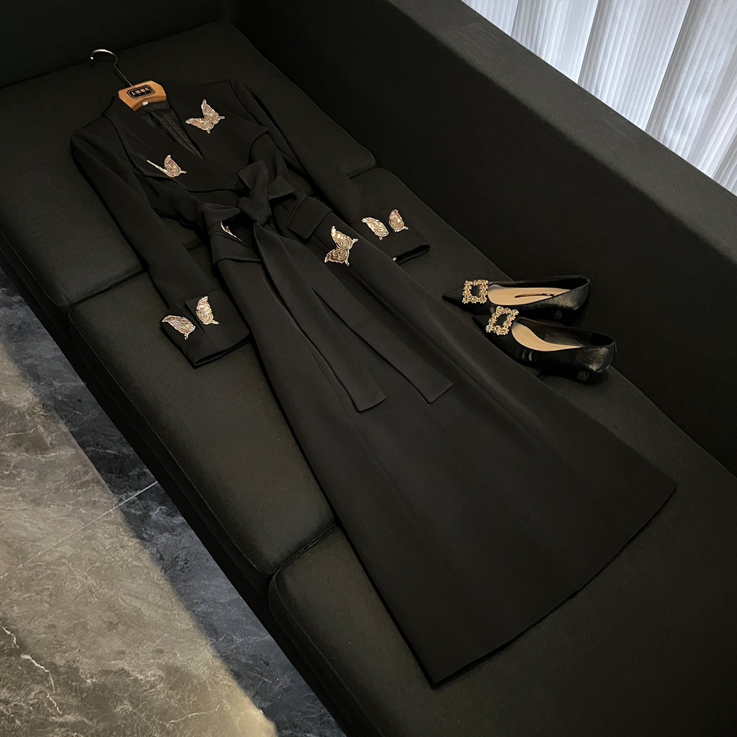黑色长款风衣女蝴蝶刺绣系带