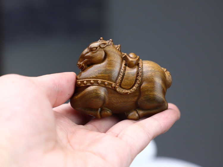 绿檀木雕唐马手把生肖挂件