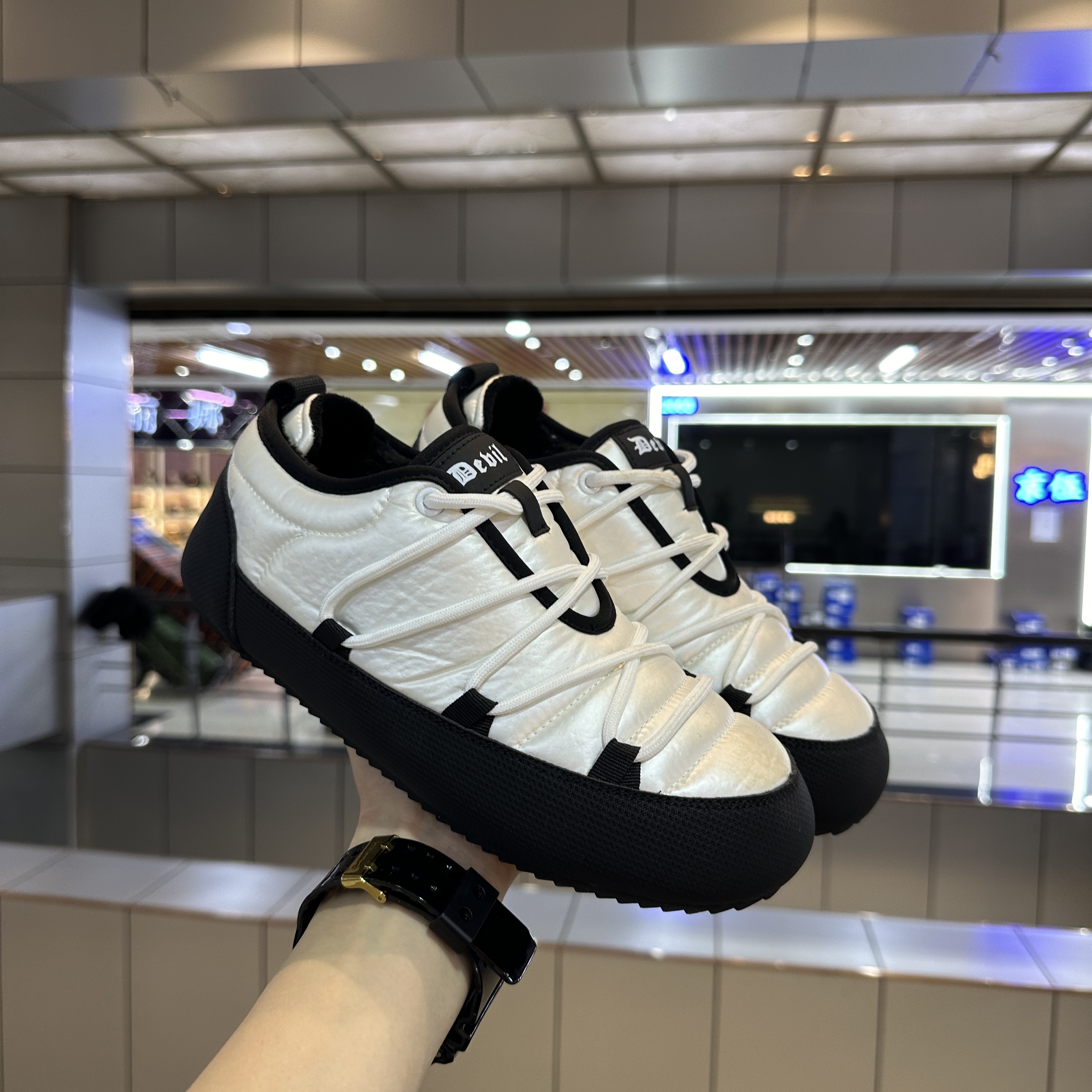 青年圆头居家车缝线白色加绒亮面