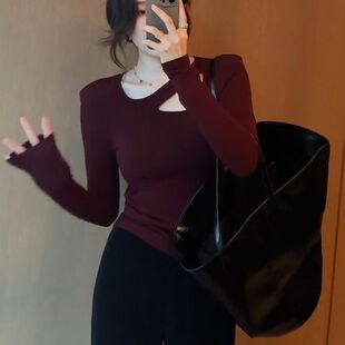 显瘦斜领T恤打底衫 百搭镂空修身 上衣女 设计感时尚 欧货秋冬新款