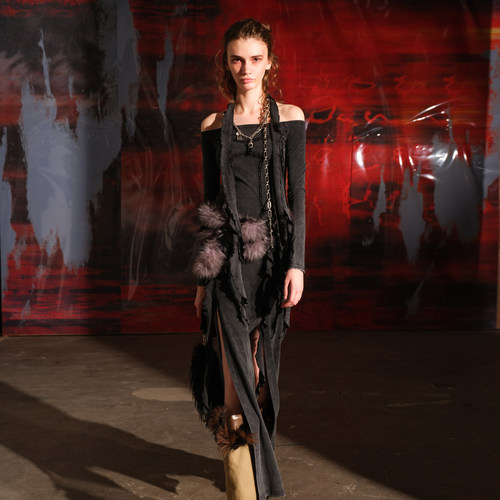 NN-NORTH NODE “躯干领域”荷叶边一字肩连衣裙