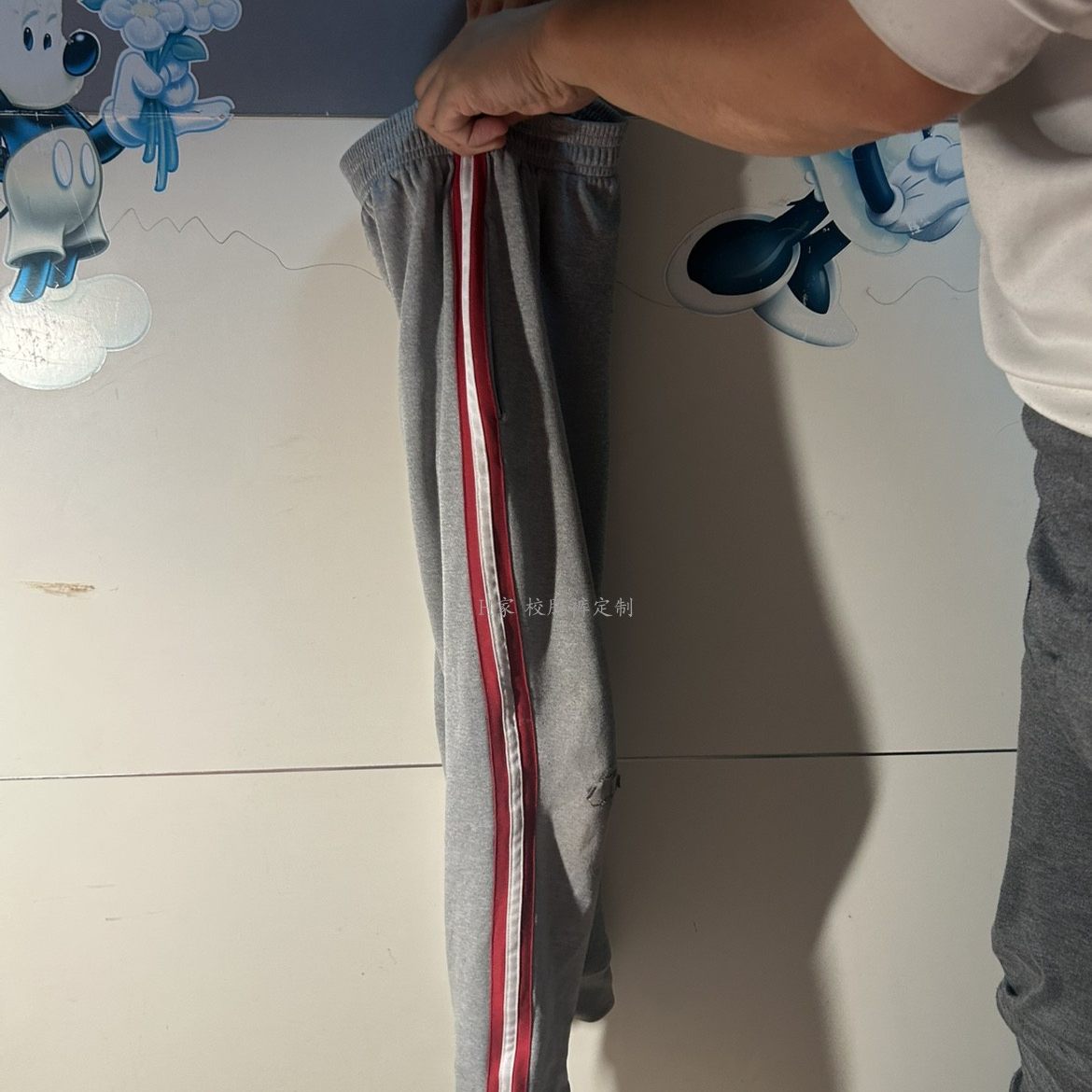 订做未央宫街道花灰色四季校服运动裤子侧拼红白条束口一体绒班服